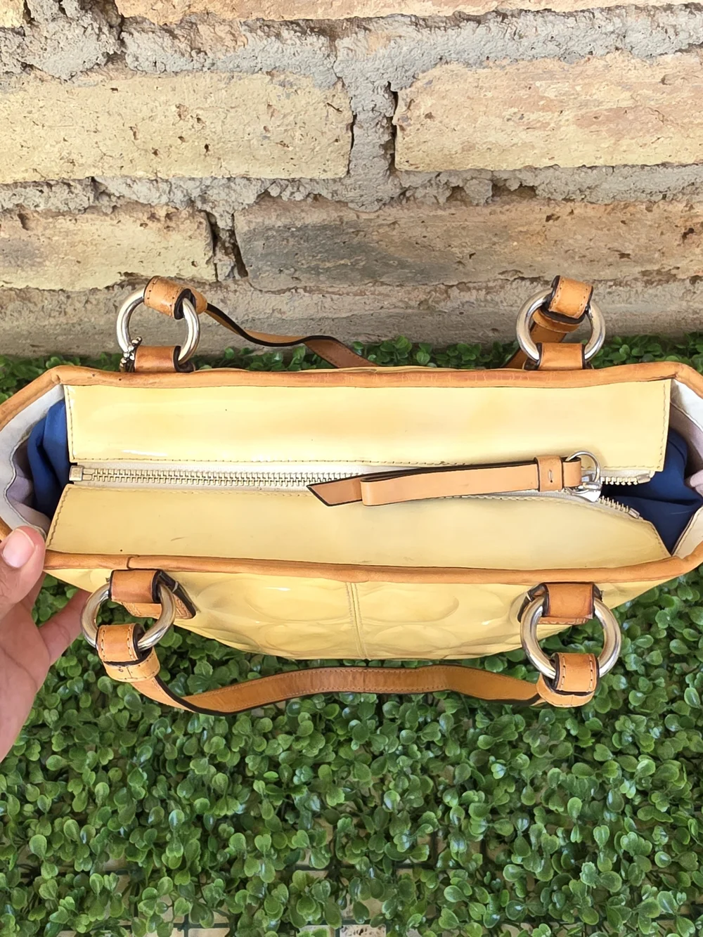 Authentic Coach Peyton Embossed Patent Leather Tote (Yellowing Due To Sun/age)